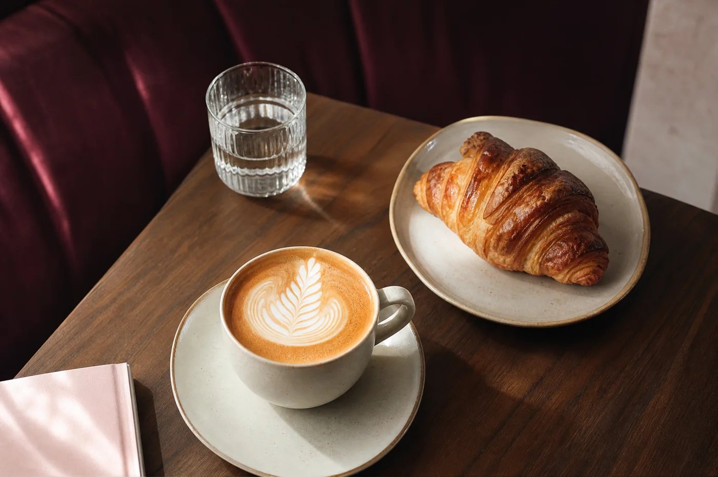 Latte et croissant sur une table en bois